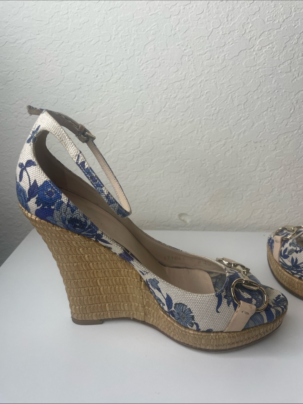 Authentic Gucci Floral Horsebit Ankle strap Charlotte wedge sandal size 8 - Picture 6 of 8